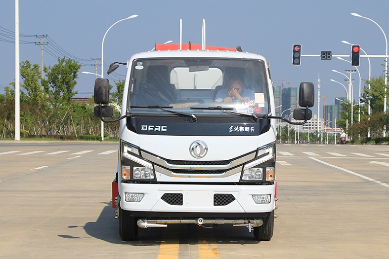 東風(fēng)小多利卡5噸噴霧灑水車/30米-40米霧炮