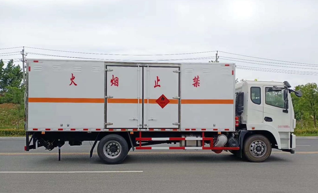 東風(fēng)錦程6米8易燃液體廂式運(yùn)輸車(chē)