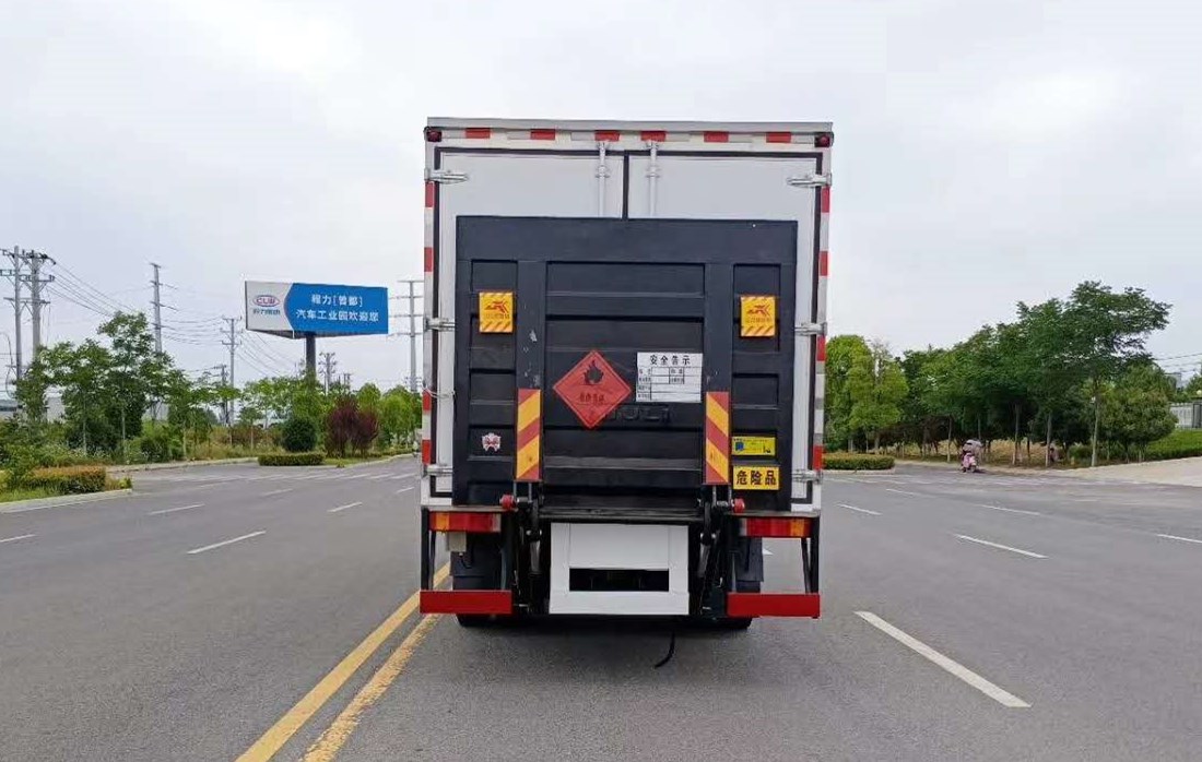 東風(fēng)錦程6米8易燃液體廂式運(yùn)輸車(chē)