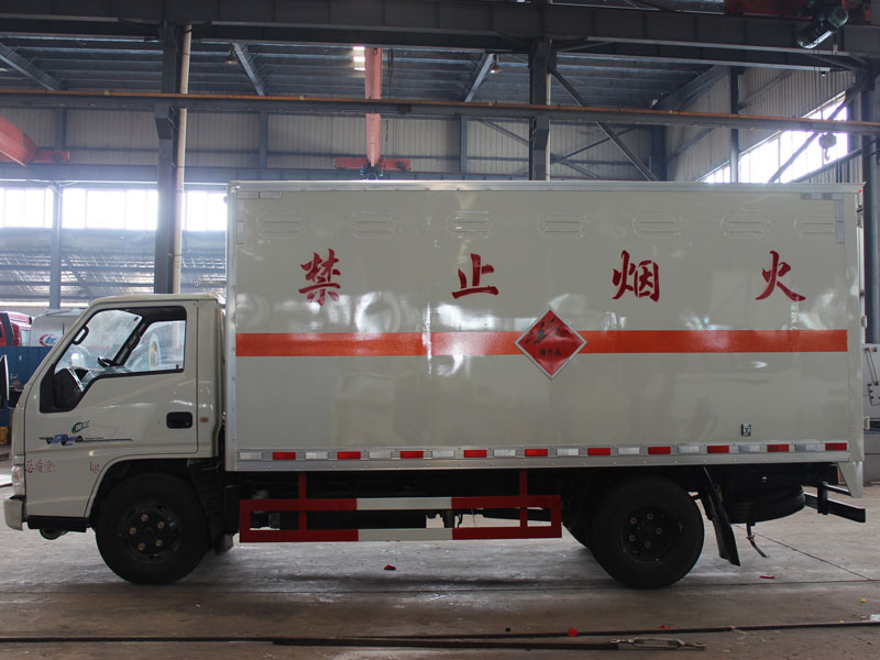 江鈴4米2（藍(lán)牌）雜項(xiàng)危險(xiǎn)品廂式車(chē)