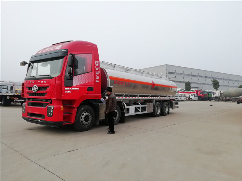 上汽紅巖29.7方前四后八鋁合金運(yùn)油車，20噸運(yùn)油車