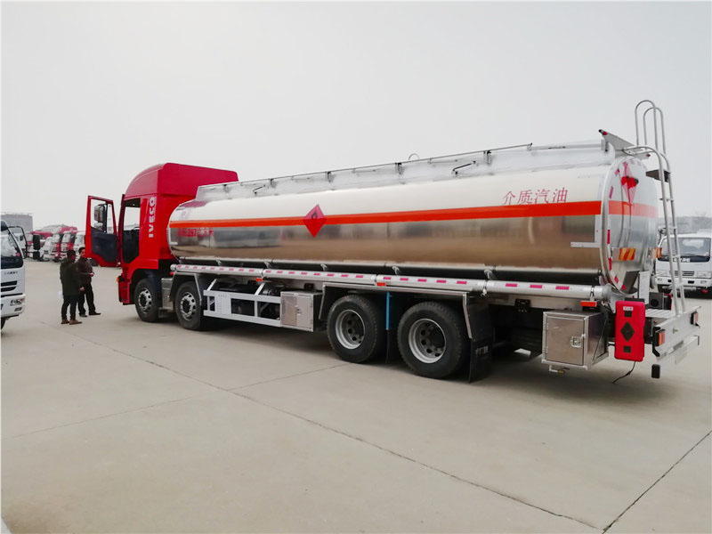 上汽紅巖29.7方前四后八鋁合金運油車，20噸運油車