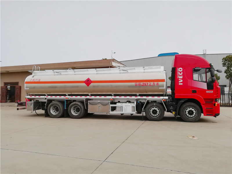 上汽紅巖29.7方前四后八鋁合金運油車，20噸運油車