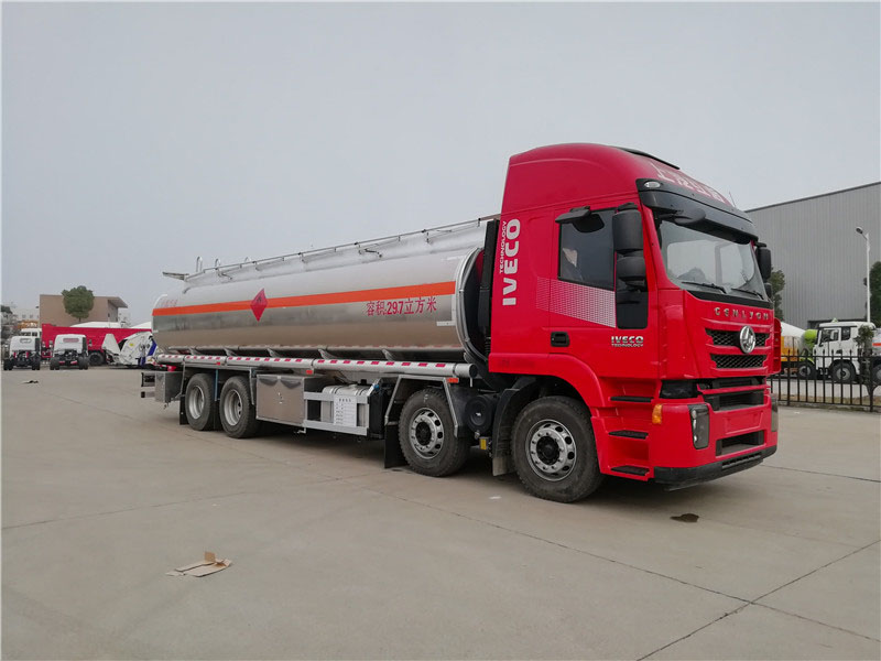 上汽紅巖29.7方前四后八鋁合金運油車，20噸運油車